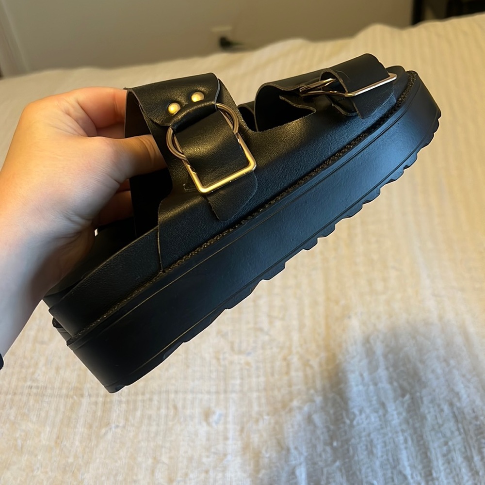 SOLD Berness Sandals❤️